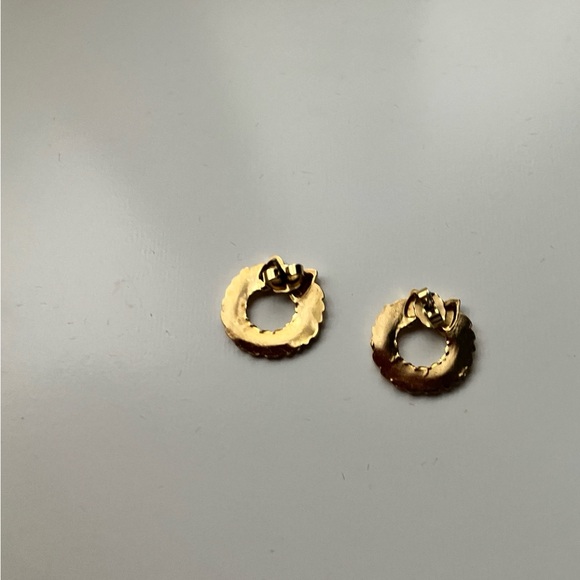 Vintage AVON GOLDTONE WREATH EARRINGS PIERCED SURGICAL STEEL POST - Picture 4 of 4